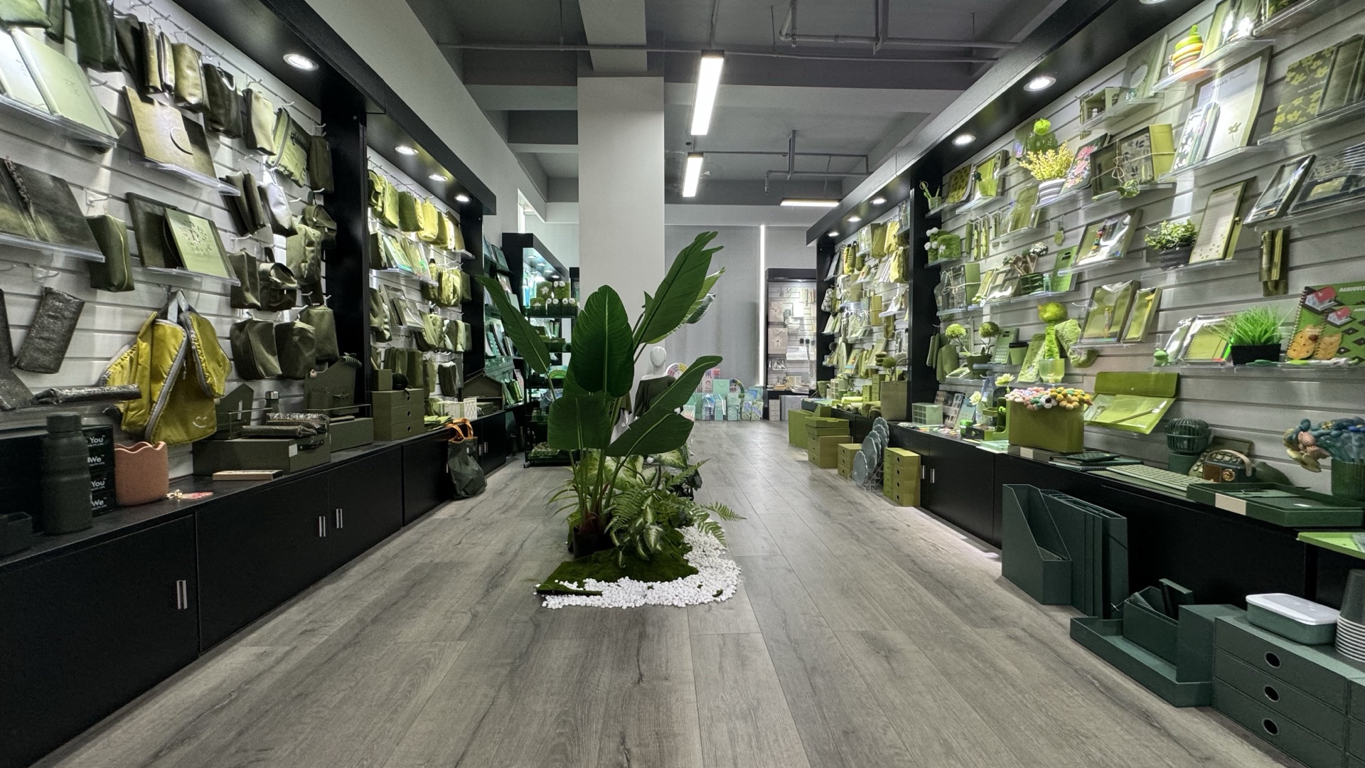 Coordinated stationery and bag displays along the SHINYYOU Ningbo showroom aisle.